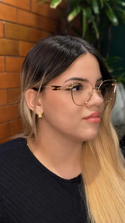 Modelo usando armação Duci Vision — inspiração 4