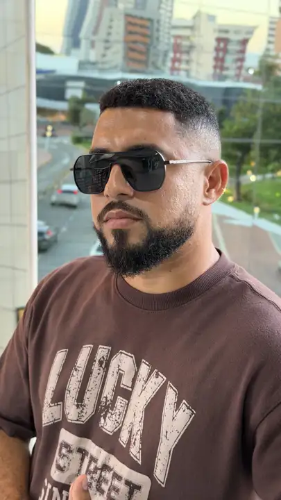 Modelo usando armação Duci Vision — inspiração 18