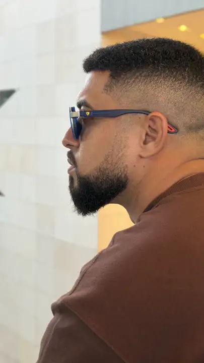 Modelo usando armação Duci Vision — inspiração 22