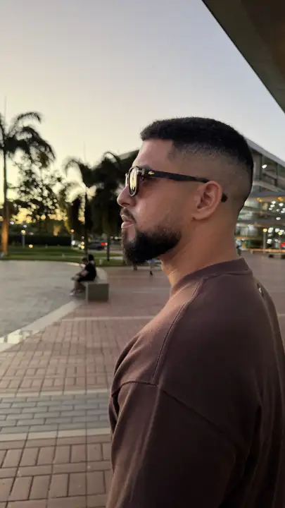 Modelo usando armação Duci Vision — inspiração 25