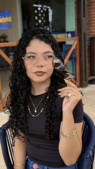 Modelo usando armação Duci Vision — inspiração 47