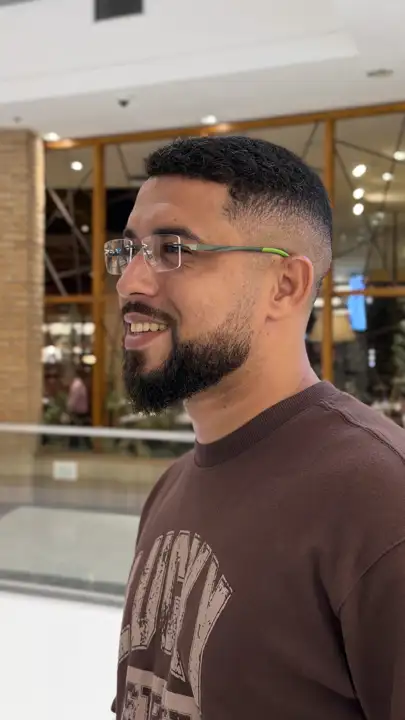 Modelo usando armação Duci Vision — inspiração 49
