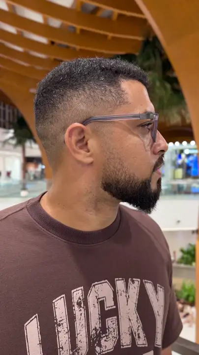 Modelo usando armação Duci Vision — inspiração 56