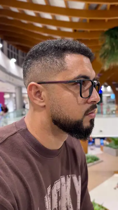 Modelo usando armação Duci Vision — inspiração 57