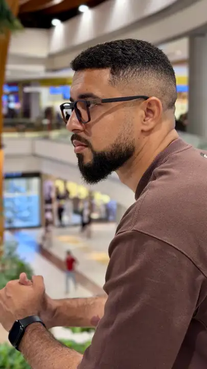 Modelo usando armação Duci Vision — inspiração 61