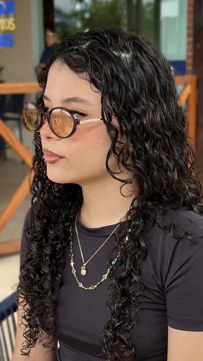 Modelo usando armação Duci Vision — inspiração 66