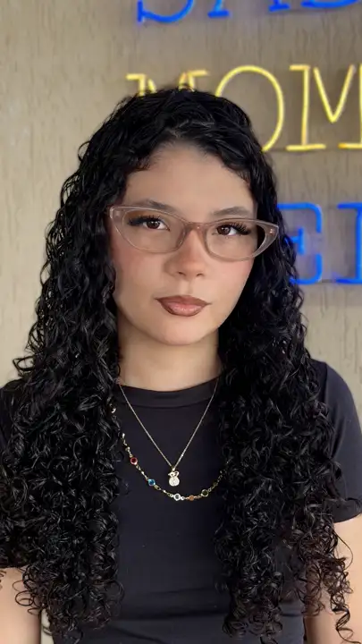 Modelo usando armação Duci Vision — inspiração 69