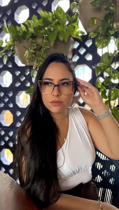 Modelo usando armação Duci Vision — inspiração 74