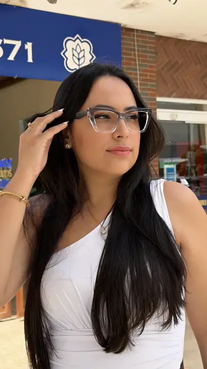 Modelo usando armação Duci Vision — inspiração 79