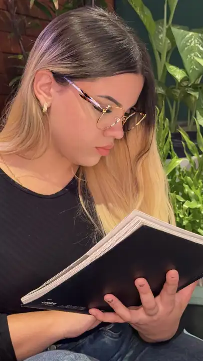 Modelo usando armação Duci Vision — inspiração 80