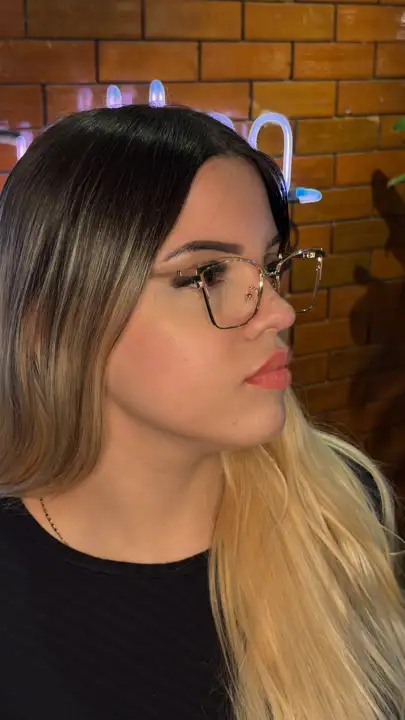 Modelo usando armação Duci Vision — inspiração 81