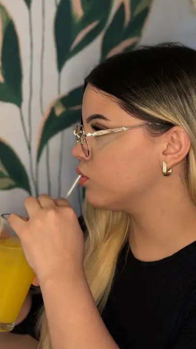 Modelo usando armação Duci Vision — inspiração 83