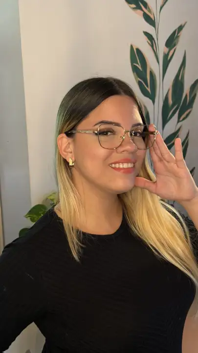 Modelo usando armação Duci Vision — inspiração 85