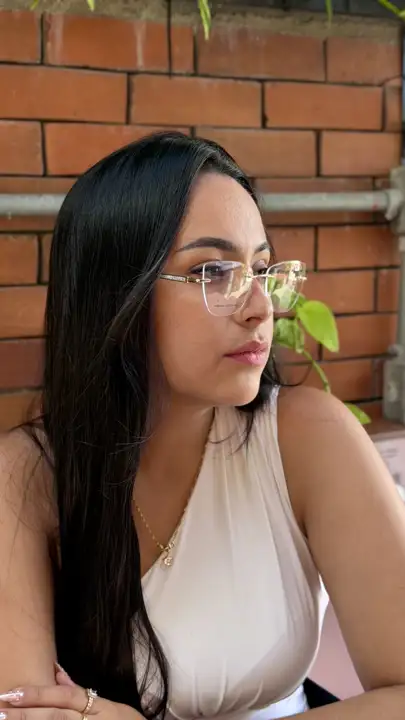 Modelo usando armação Duci Vision — inspiração 87