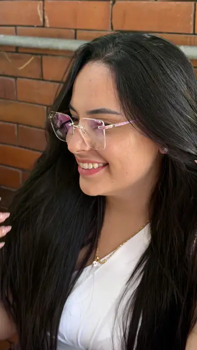 Modelo usando armação Duci Vision — inspiração 89