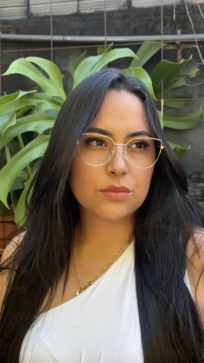 Modelo usando armação Duci Vision — inspiração 96