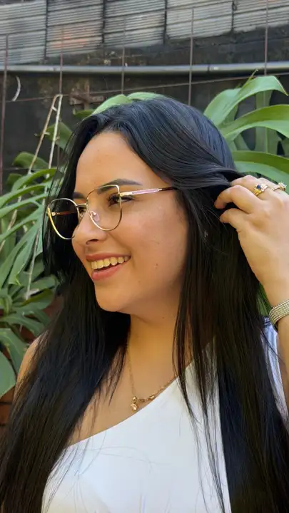 Modelo usando armação Duci Vision — inspiração 97
