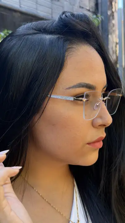 Modelo usando armação Duci Vision — inspiração 104