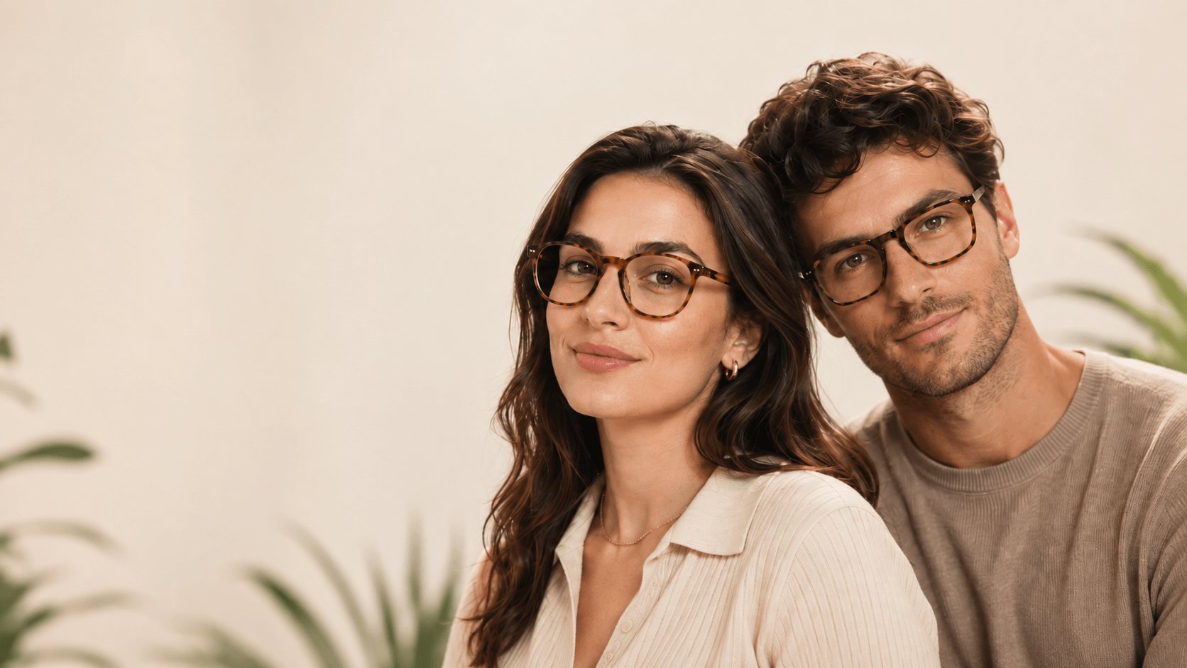 Mulher e homem usando armações Duci Vision